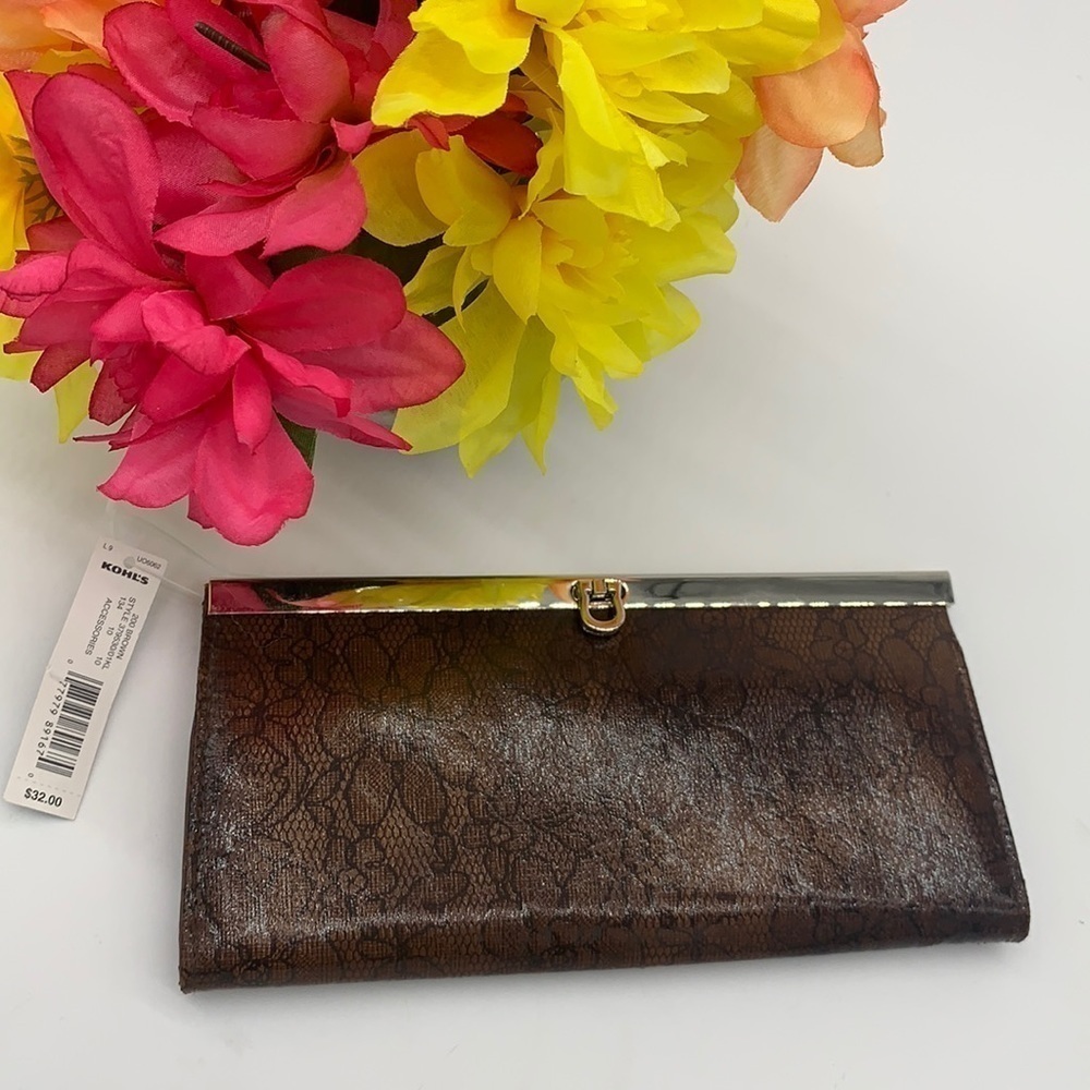 Apt 9 NWT Brown Floral Design Wallet. SM1703